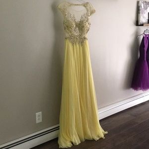 Beautiful, NWT Mac Duggal prom dress. SIZE-4.